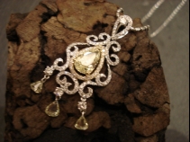 K18WG・YGﾀﾞｲﾔﾓﾝﾄﾞﾍﾟﾝﾀﾞﾝﾄﾈｯｸﾚｽ