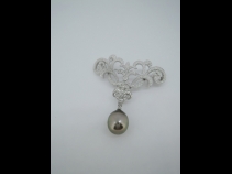 Sil 南洋黒蝶真珠(10.6mm) ペンダントブローチ