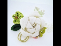 ふっくらちりめん花飾りコ－ム2点セット　白