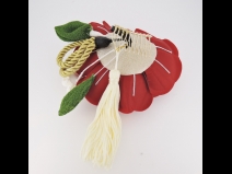 つまみ細工大輪つばきフラワ－コ－ム　赤　（金ひもふさ下がりコ－ム）