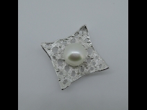 Sil南洋真珠（13mm）ペンダントブロ－チ