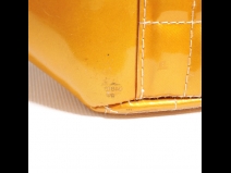 シャネル　チョコバーエナメルバック　（USED)