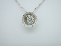 K18WG ダンシングダイヤモンド(中石 0.68ct、脇石 0.12ct)　ペンダントネックレス