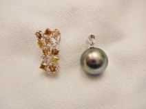 K18WG  南洋タヒチ真珠　ダイヤモンドペンダント