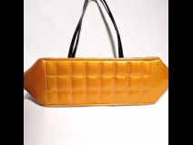 シャネル　チョコバーエナメルバック　（USED)