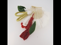 つまみ細工大輪つばきフラワ－コ－ム　白　（金ひもふさ下がりコ－ム）