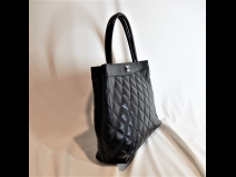 シャネル　ラムハンドバッグ　ブラック（新品同様）