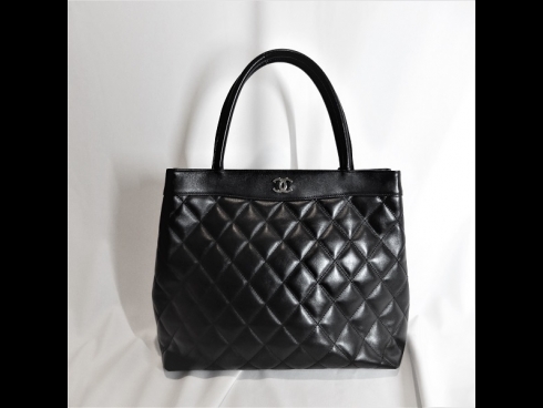 シャネル　ラムハンドバッグ　ブラック（新品同様）