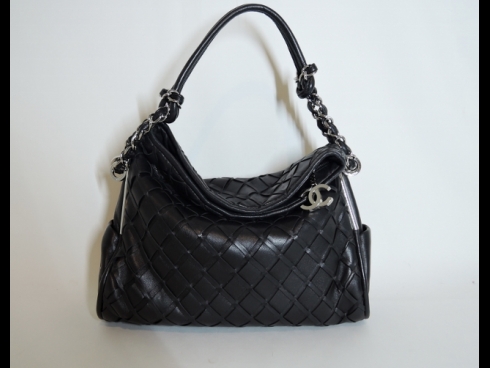 シャネルレザ－バッグ　（美品）