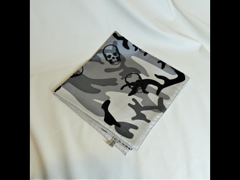 iucian paiiatfinet  スカル　シルクスカ－フ（未使用）87X87cm