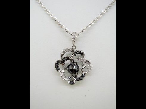 K18WGブラックダイヤ（1.38ct）ダイヤ（0.70ct）ペンダントネックレス