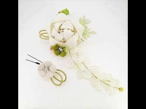 ふっくらちりめん花飾りコ－ム2点セット　白