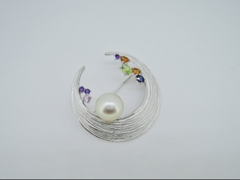 Sil 南洋白蝶真珠(11.4mm)・サファイア・クォーツブローチ