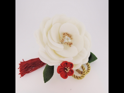 つまみ細工大輪つばきフラワ－コ－ム　白　（金ひもふさ下がりコ－ム）