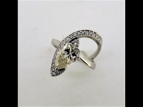 PTダイヤモンド{2.159ct　0.24ct)リング