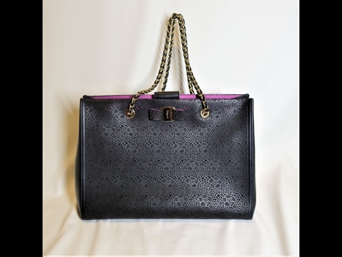 フェラガモ　ヴィラチェ－ントートバッグ（新品同様）